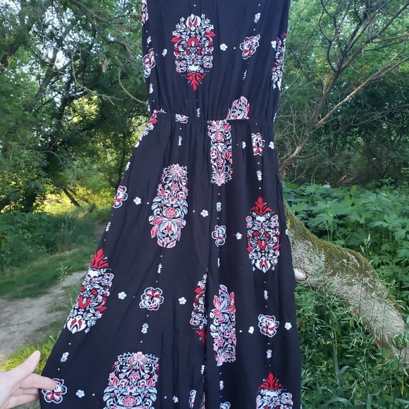 Gorgeous red and black floral jumpsuit. Size small. - Picture 7 of 10